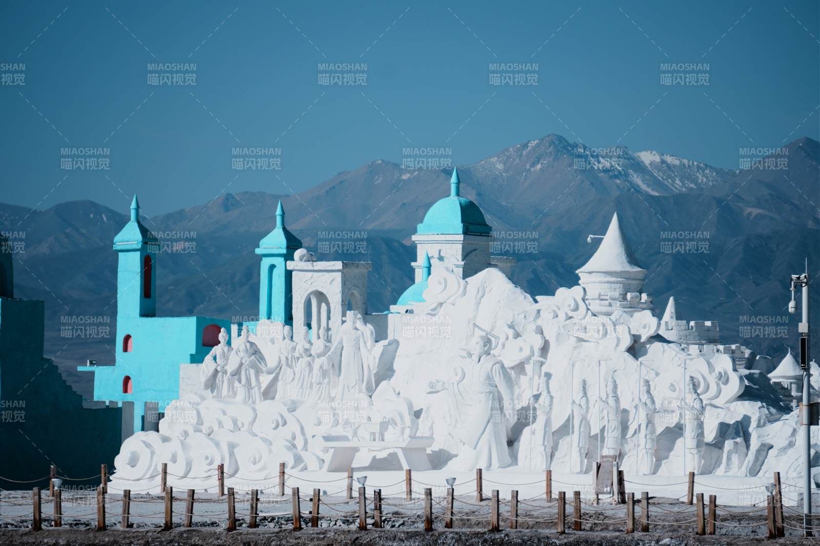 茶卡鹽湖的鹽雕城堡與雪山背景