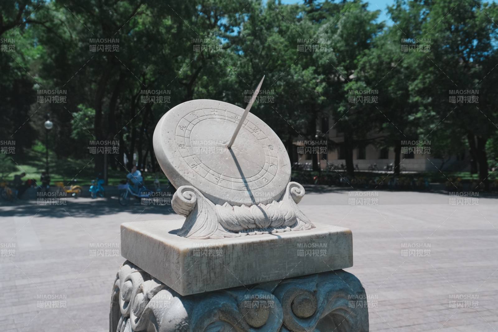 清華大學(xué)日晷靜立庭院中