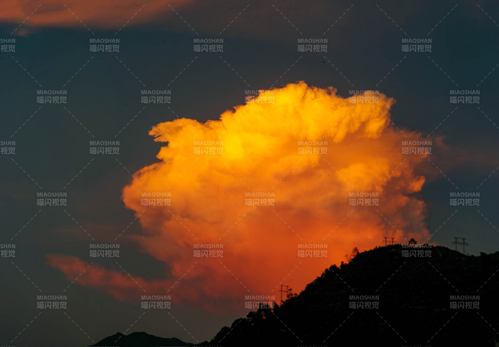 夕陽下的金色云朵