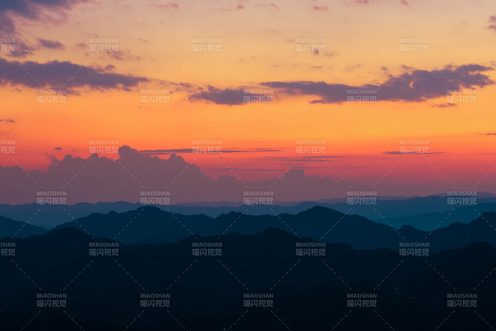 夕陽下的山巒剪影