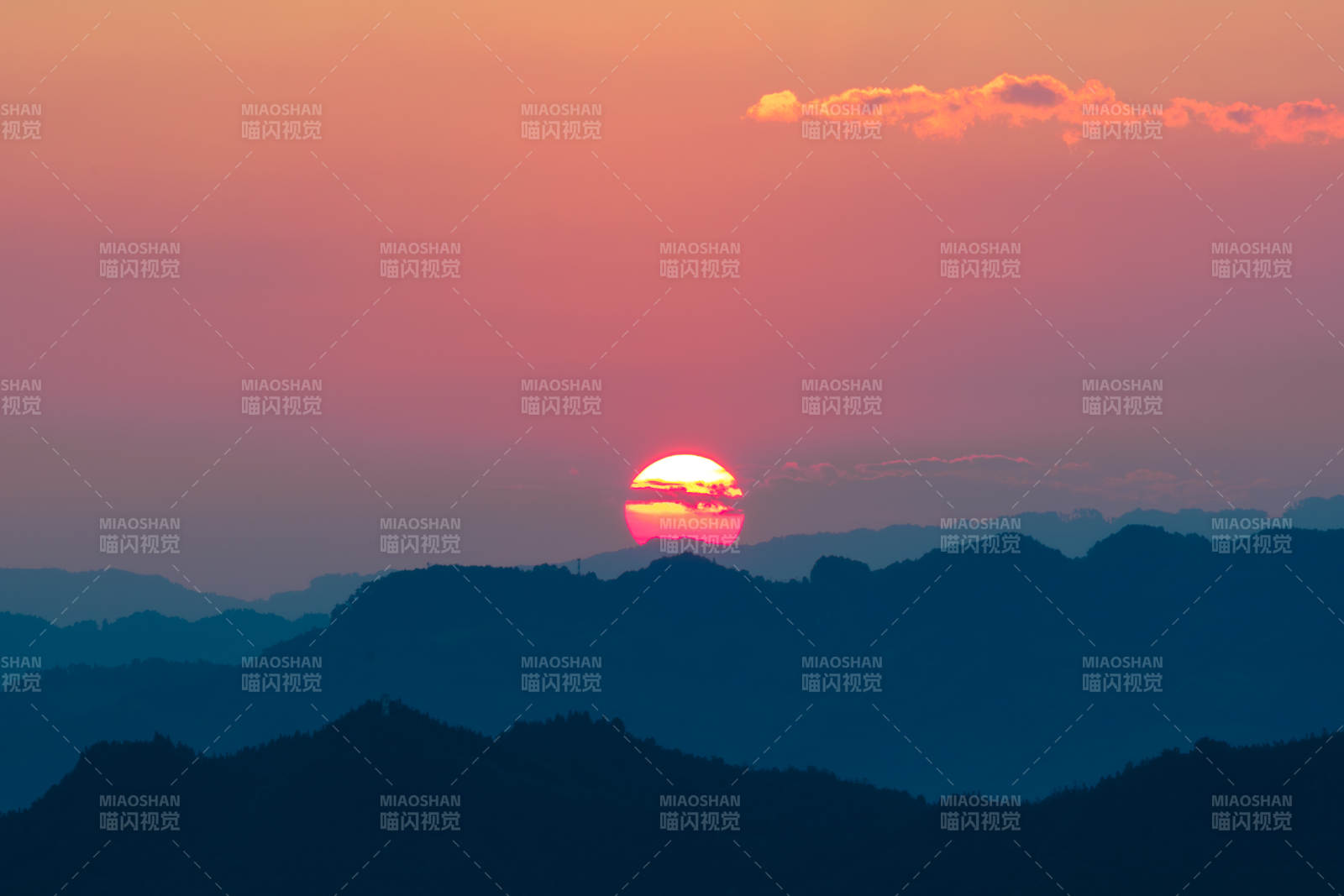 山間落日映霞光
