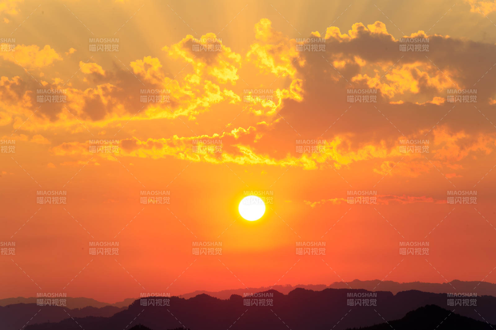 夕陽西下 云霞滿天