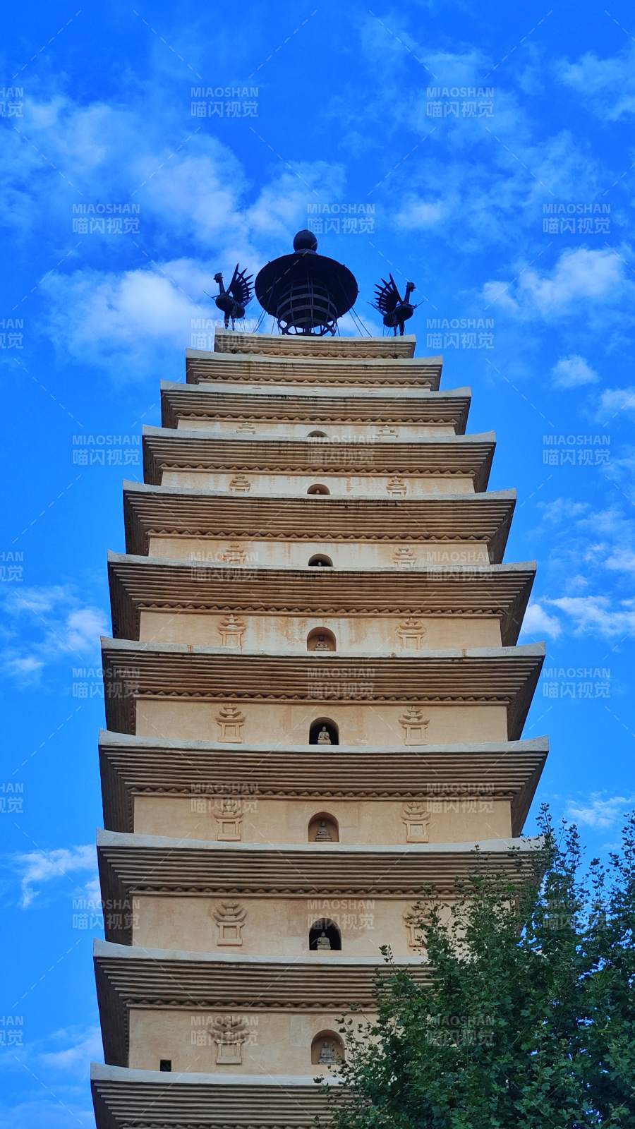 昆明東寺塔藍天白云映襯圖