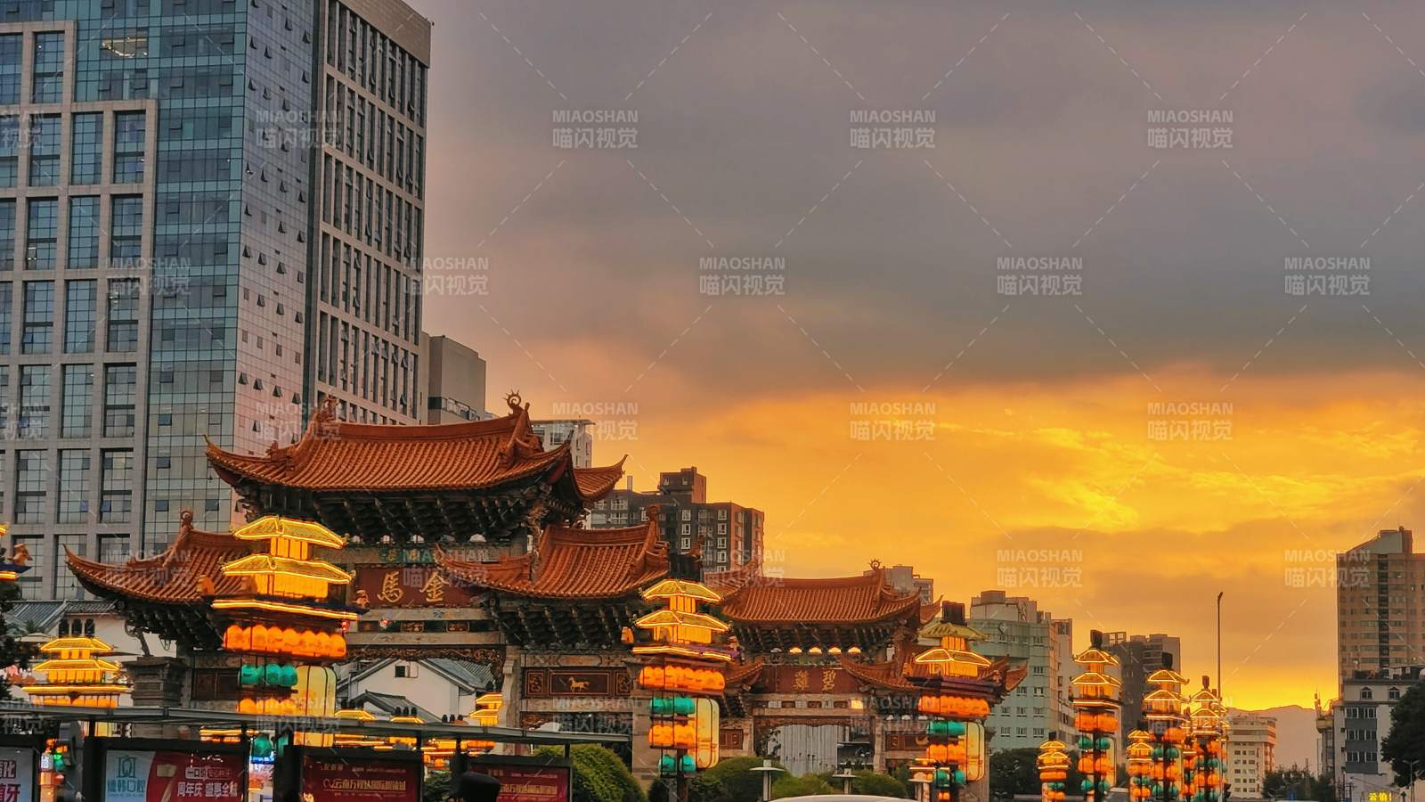 昆明金馬碧雞坊-古建筑與現(xiàn)代樓群相映
