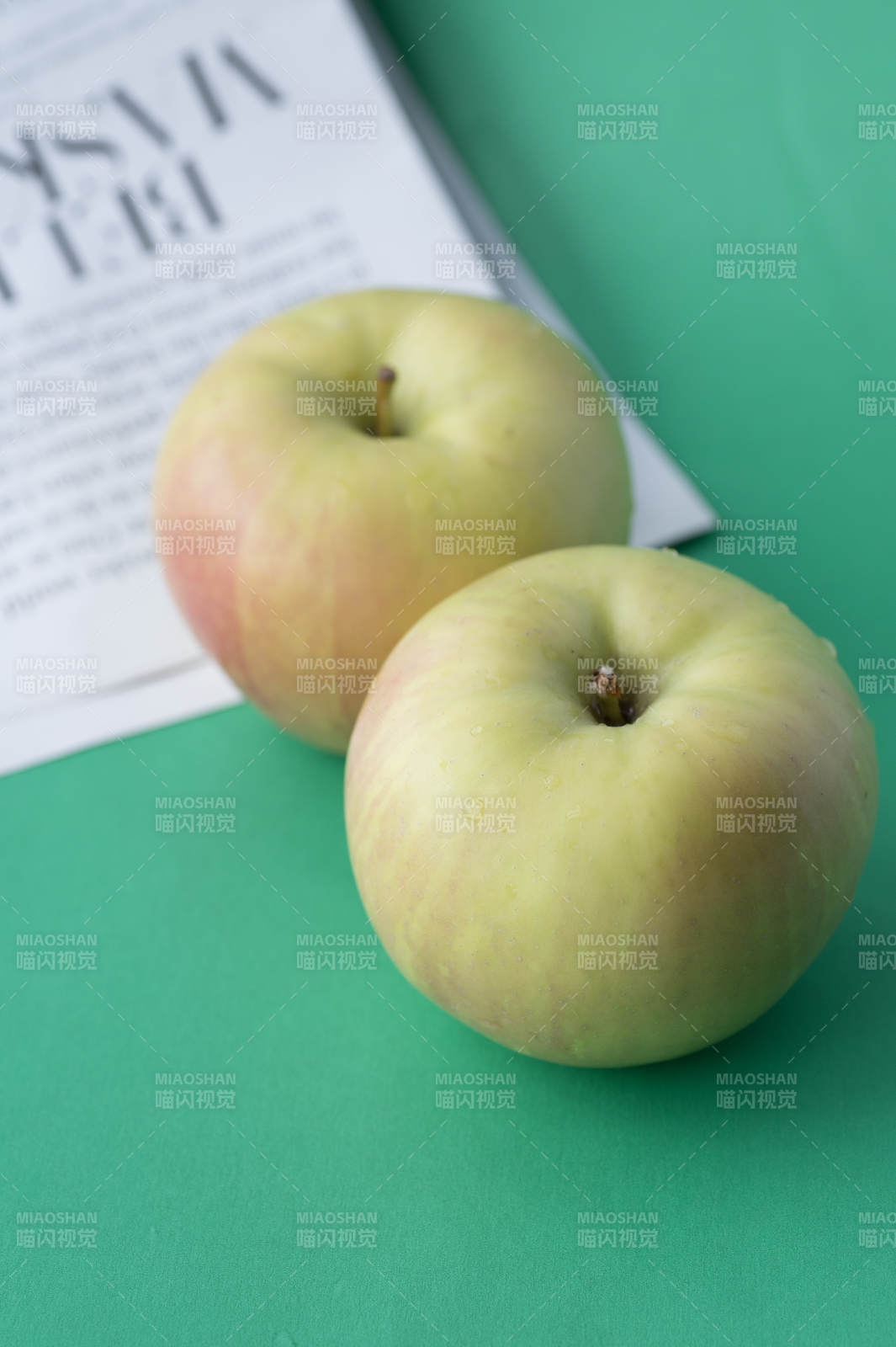 清新苹果与书页相伴