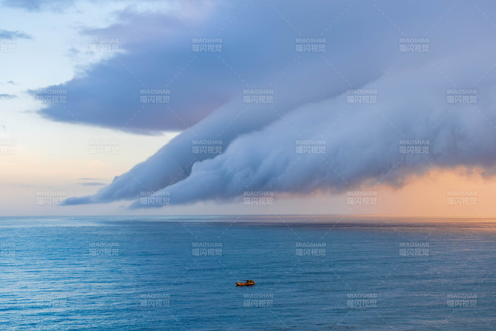 东山岛海上云瀑 孤舟静谧