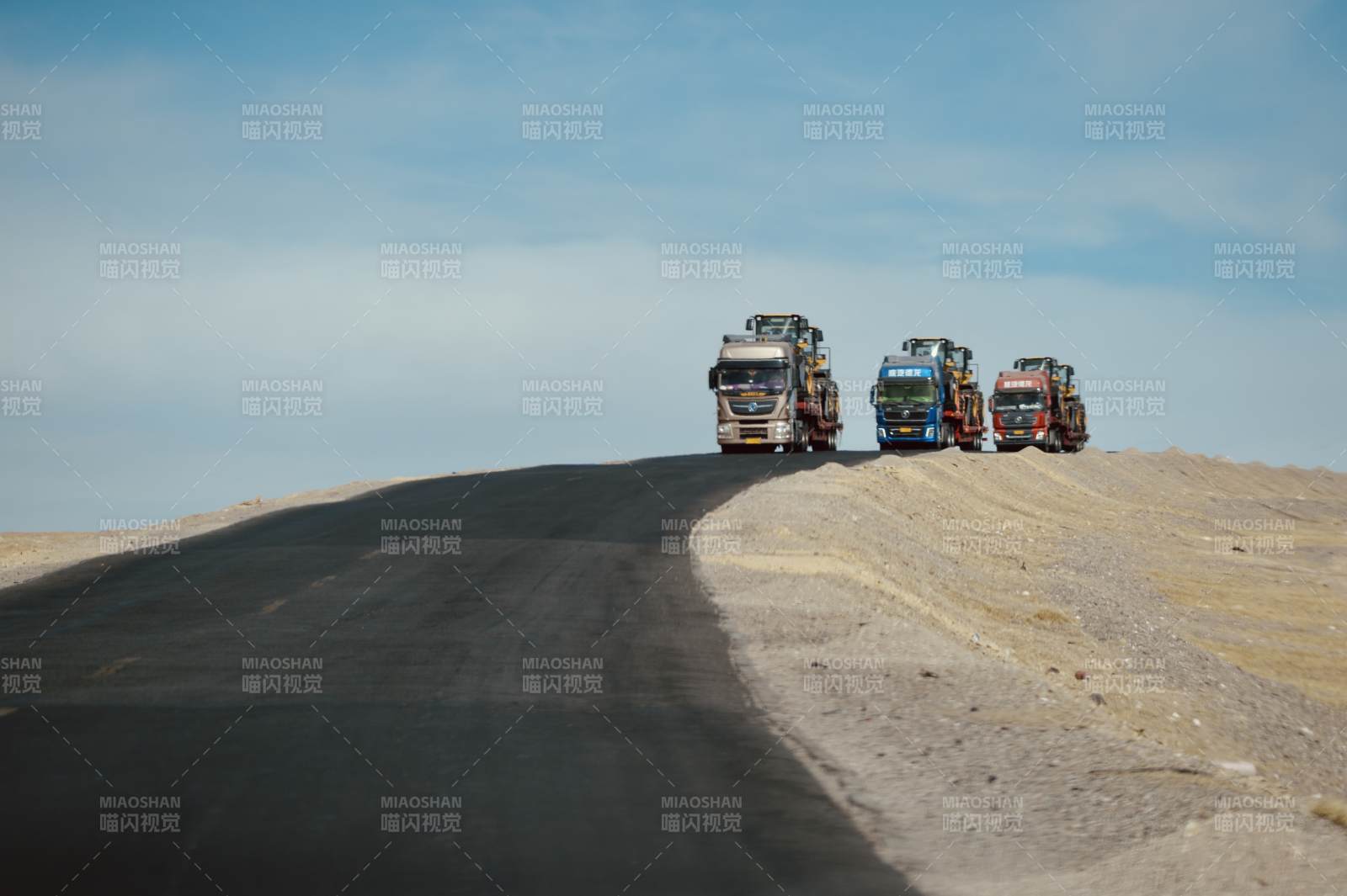 青藏線上的卡車