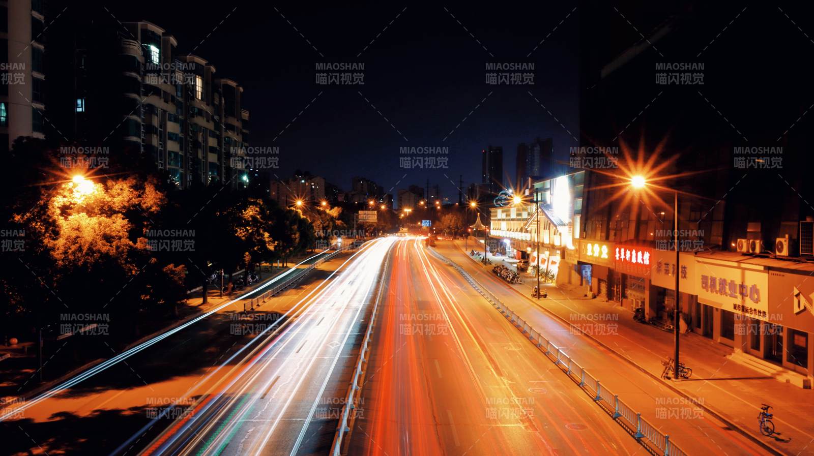 夜景城市街道光影流動