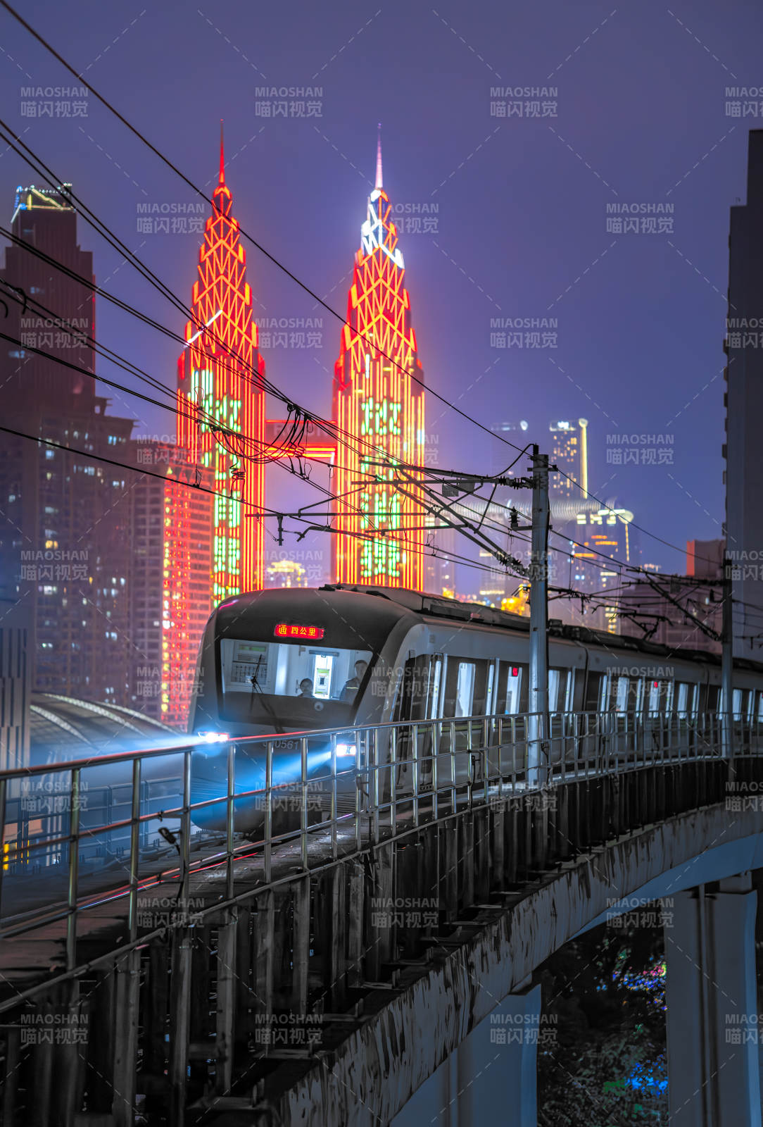 重慶夜景中輕軌列車