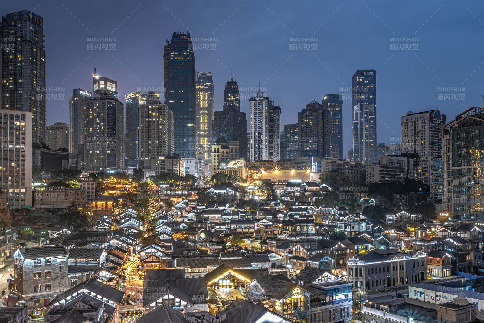 重慶十八梯夜幕下的城市燈火輝煌