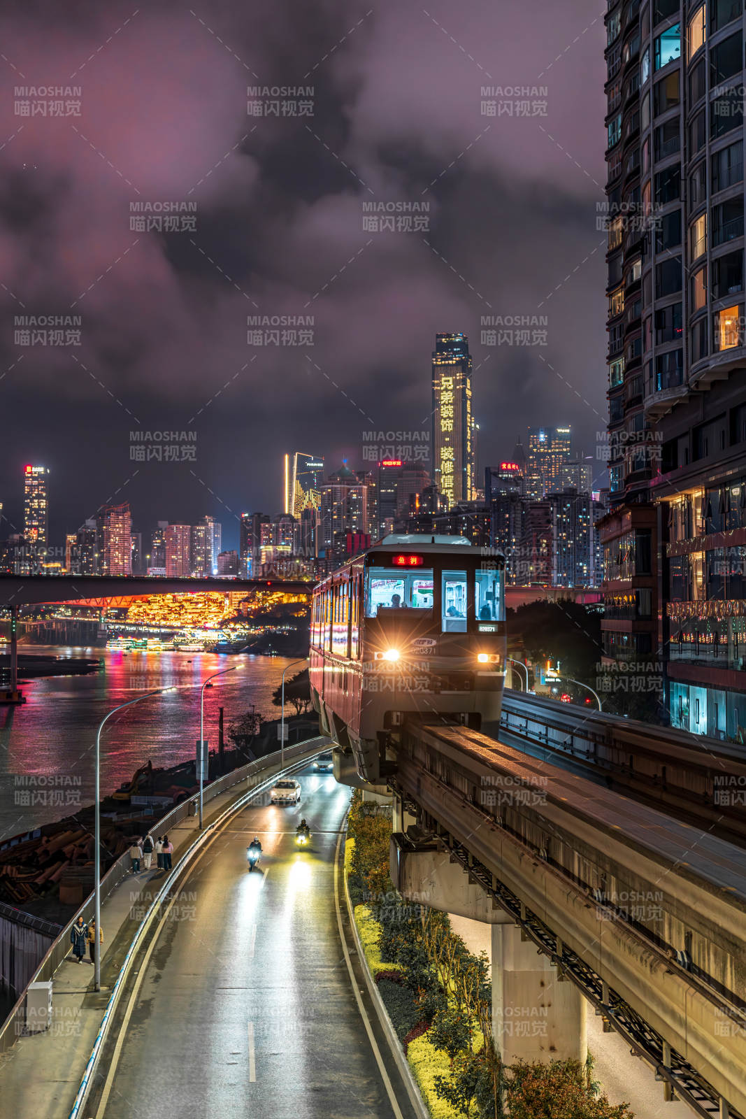重慶夜景中的輕軌