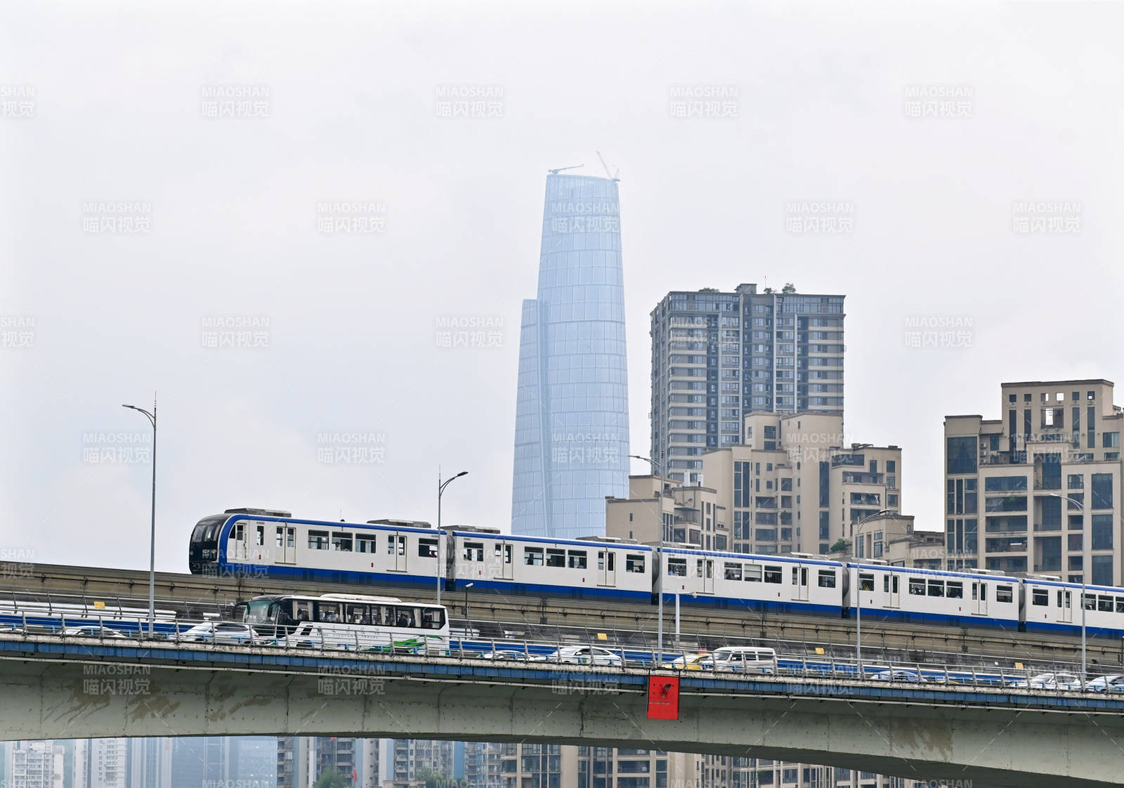 城市高架上的地鐵列車