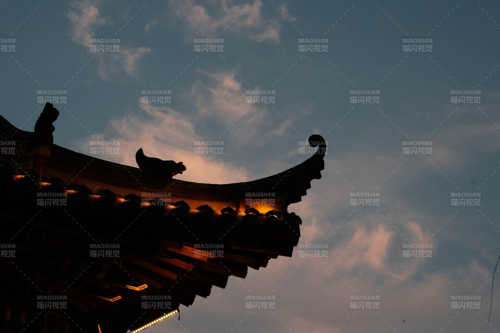 古建筑屋檐剪影夜景
