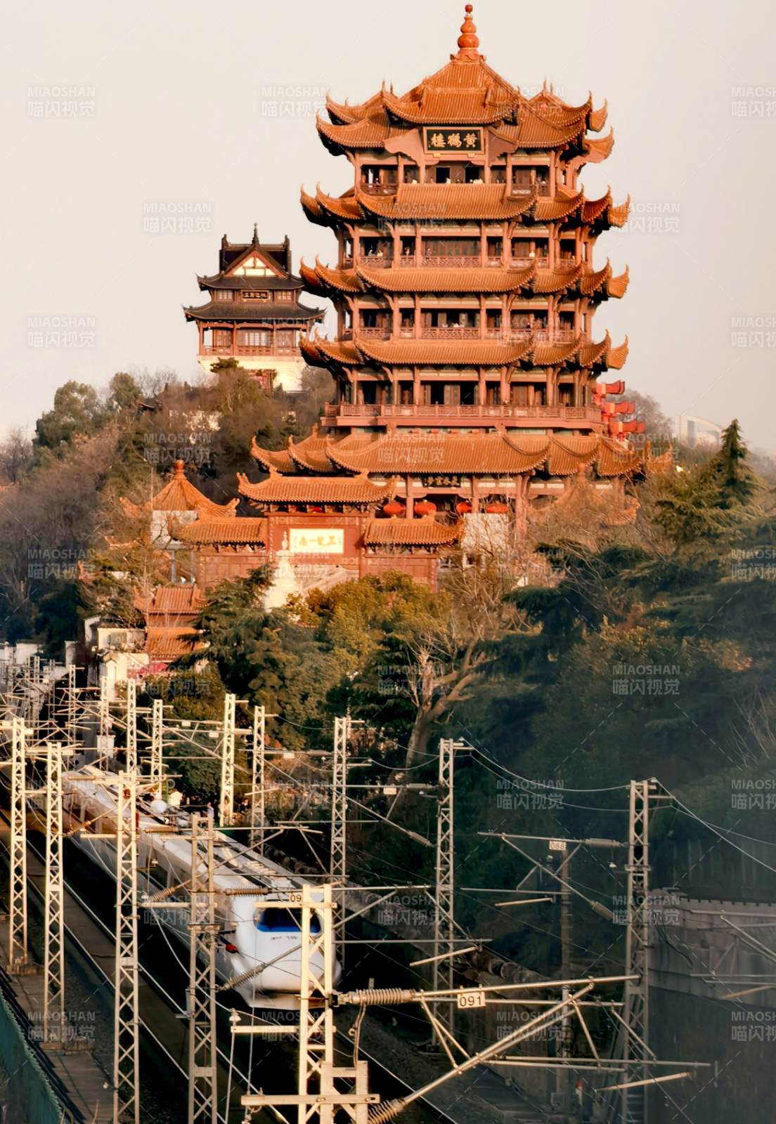武漢黃鶴樓與現代鐵路交匯