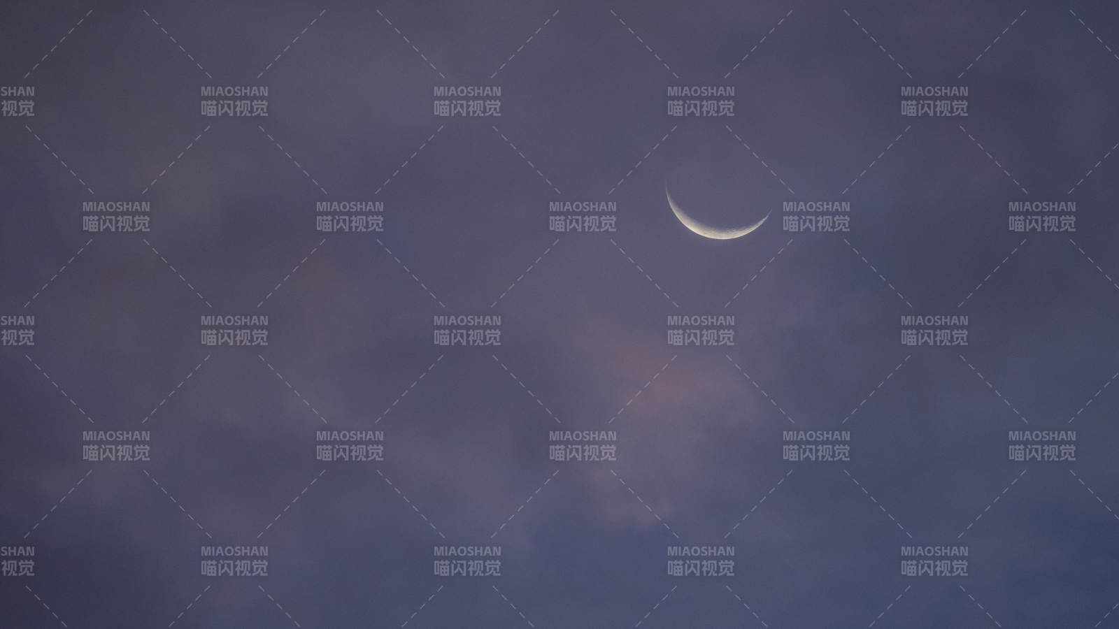 新月高懸 夜空如夢