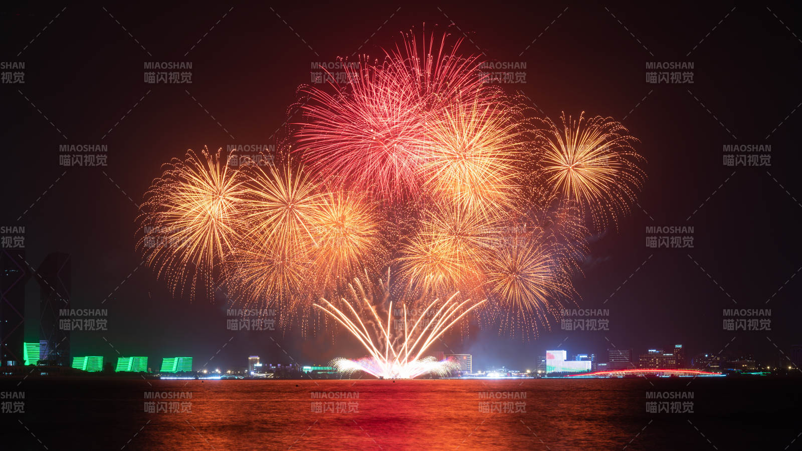 夜空煙花綻放 城市倒影輝煌