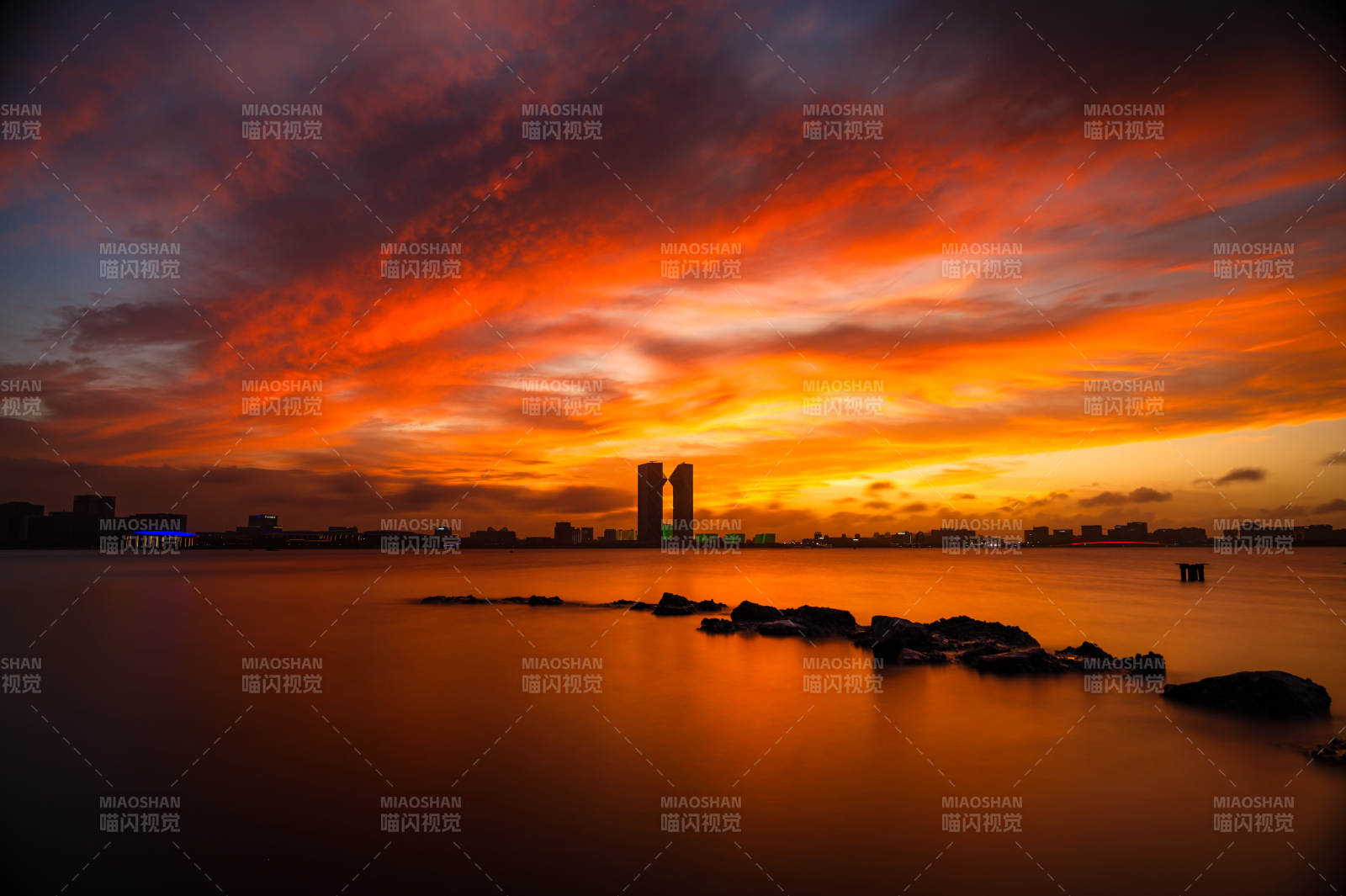 夕陽映水 城市剪影