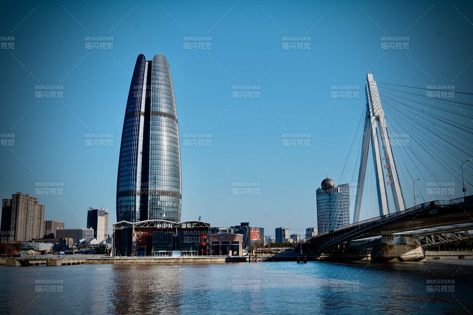 寧波現(xiàn)代城市河畔風(fēng)光