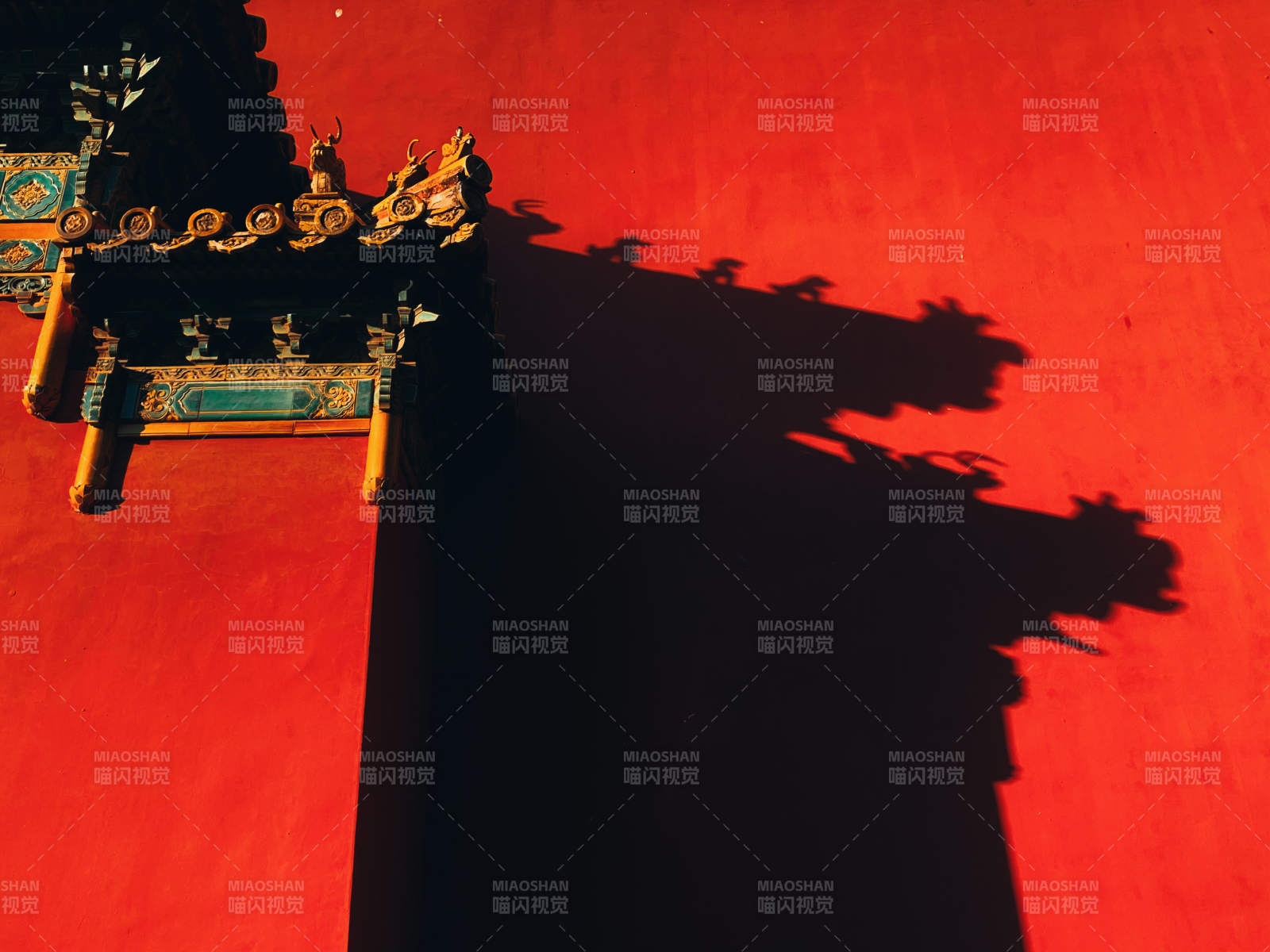 紫禁城紅墻古檐光影