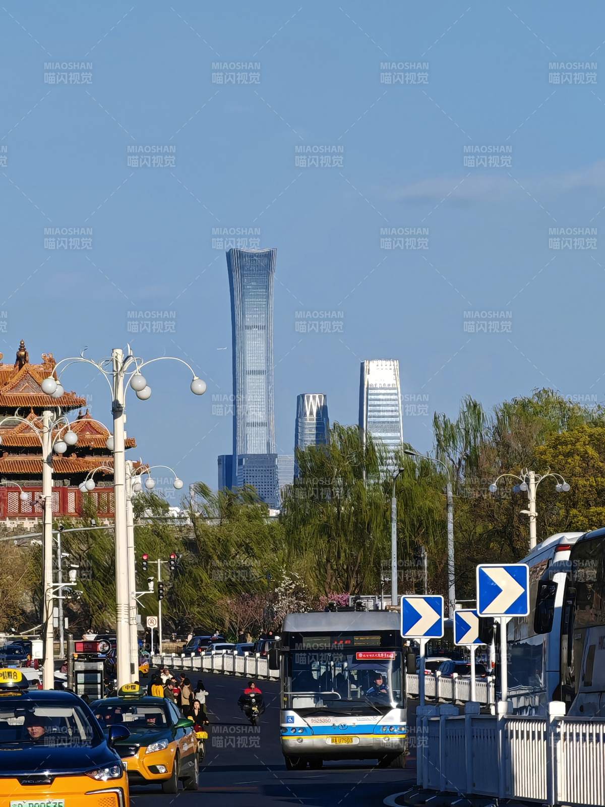 北京城市街道與高樓遠景