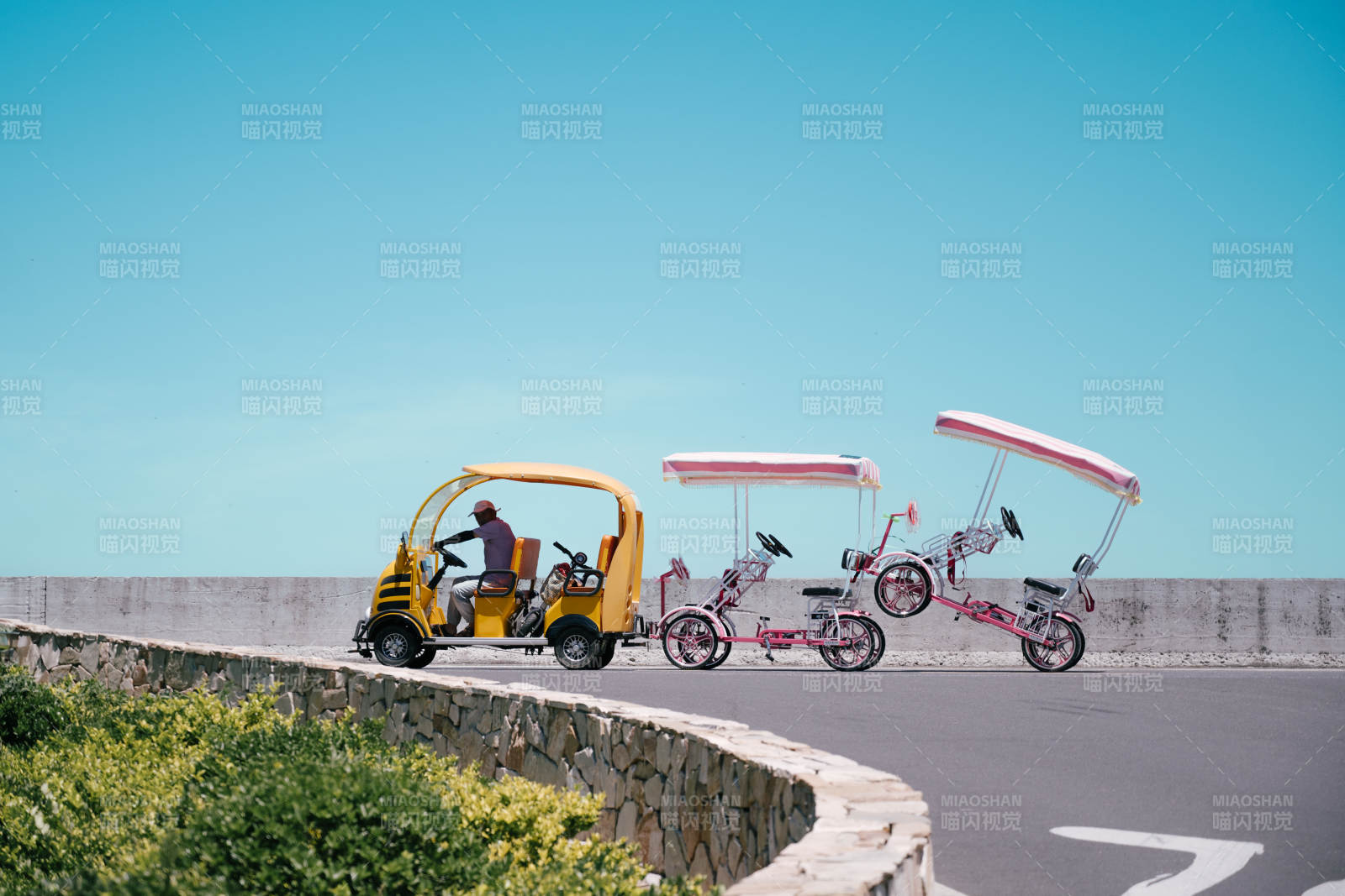 彩色三輪車海邊悠閑行