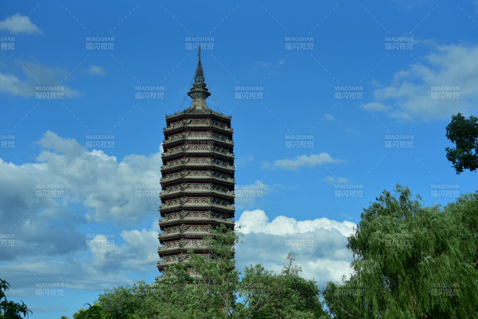 古塔藍天綠樹相映成趣