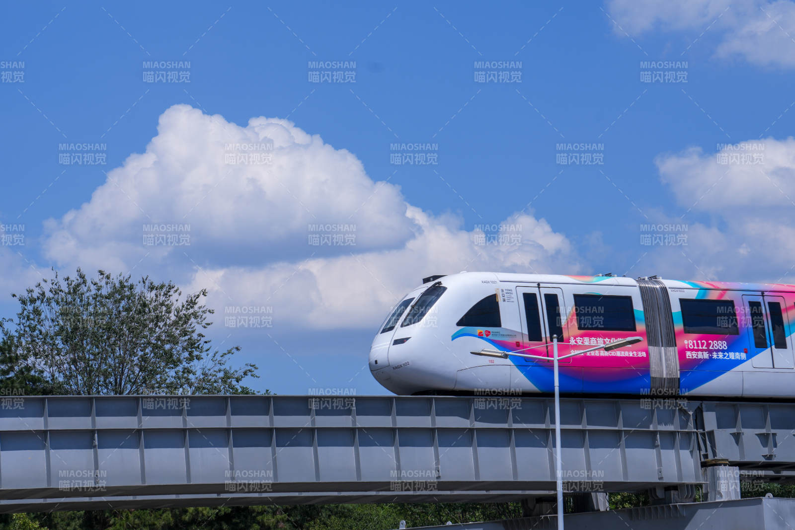 彩色列車駛過藍天白云