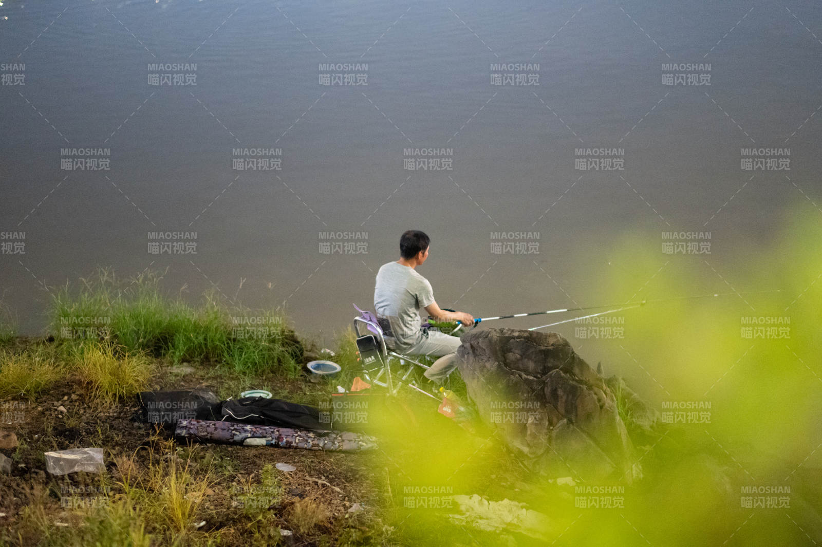 湖畔垂釣 靜享時光