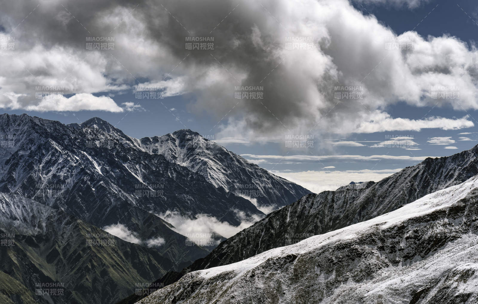 雪山云海 壯麗景觀