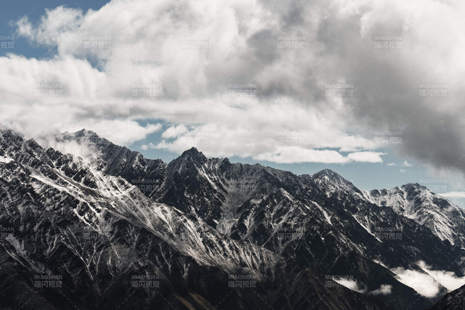 雪山云海 壯麗景觀