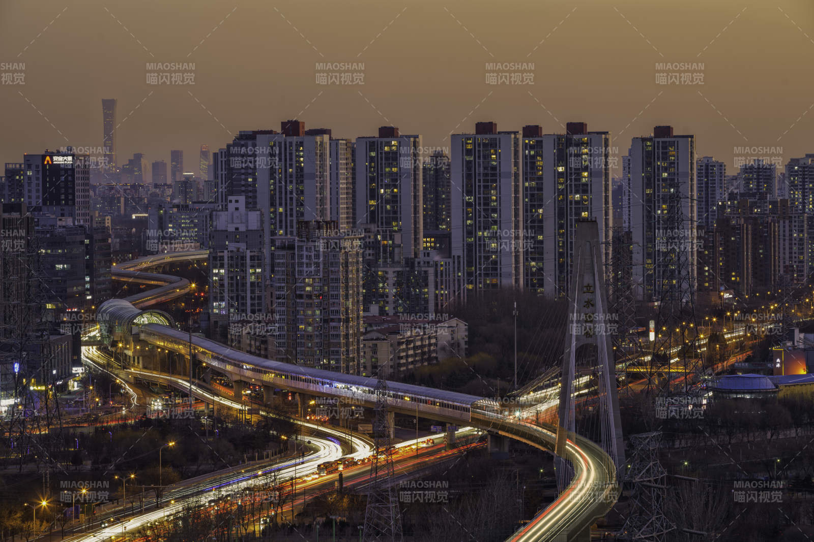 城市夜景與高架橋