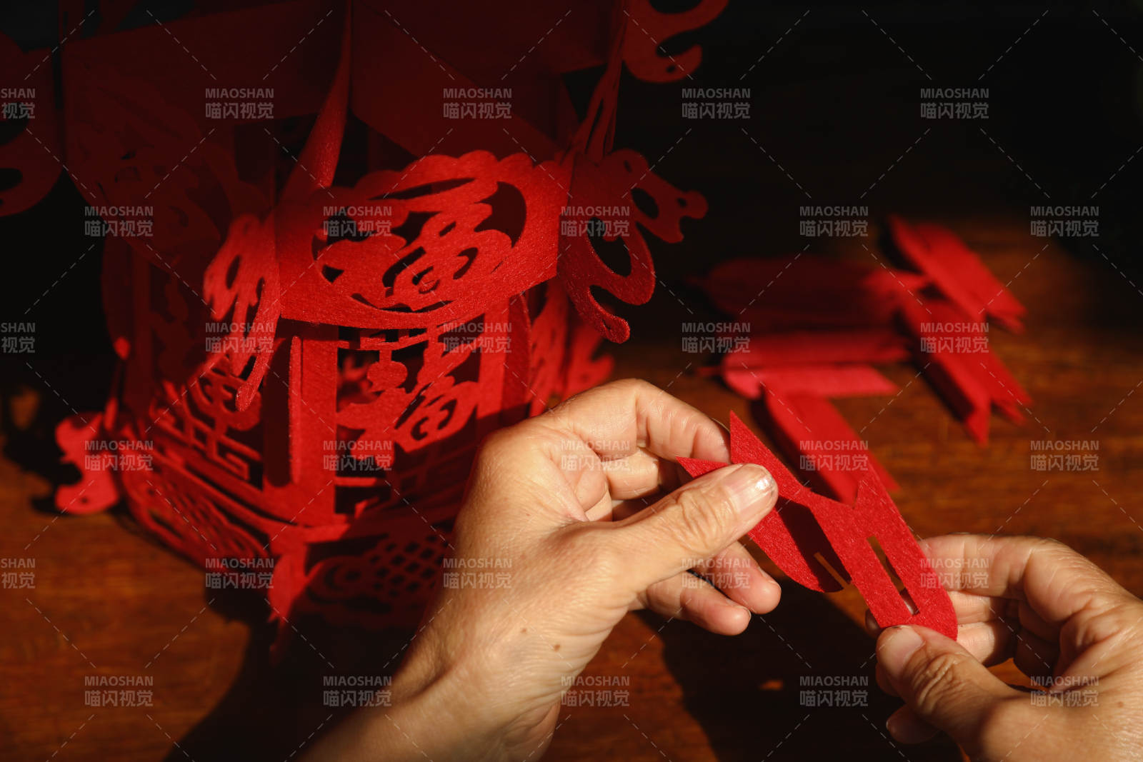手工制作紅色剪紙燈籠