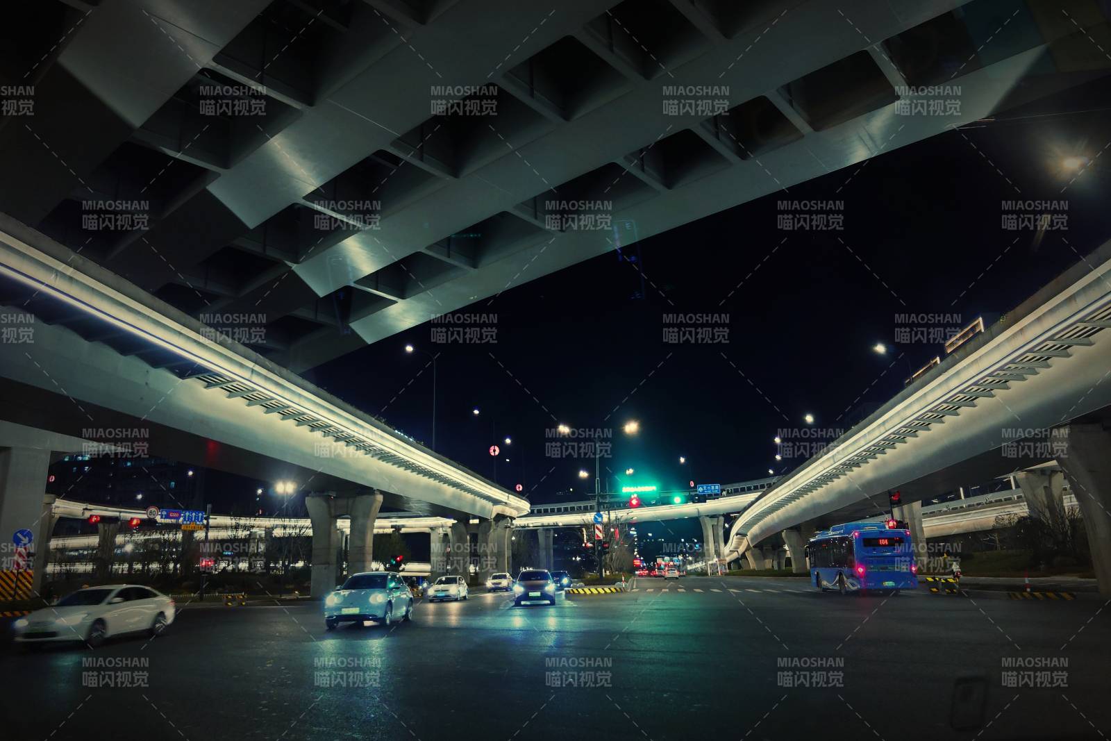 夜幕下的城市立交橋