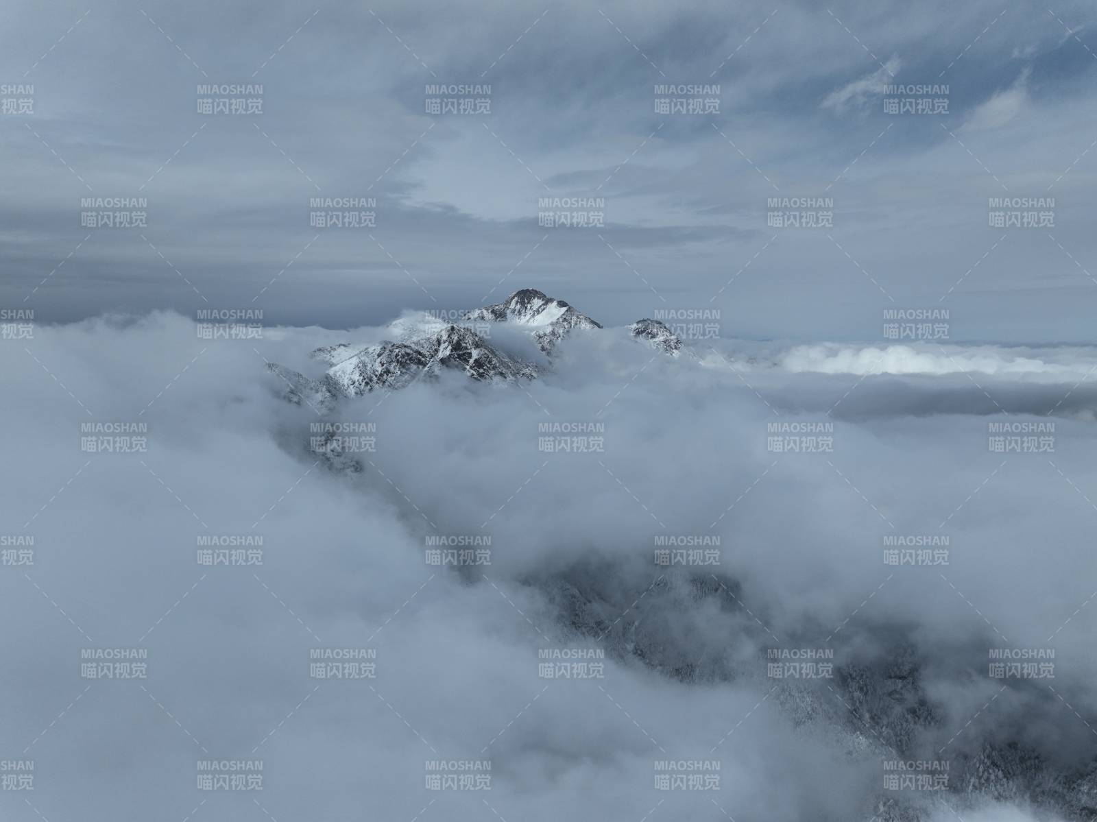 云海中的雪山之巔