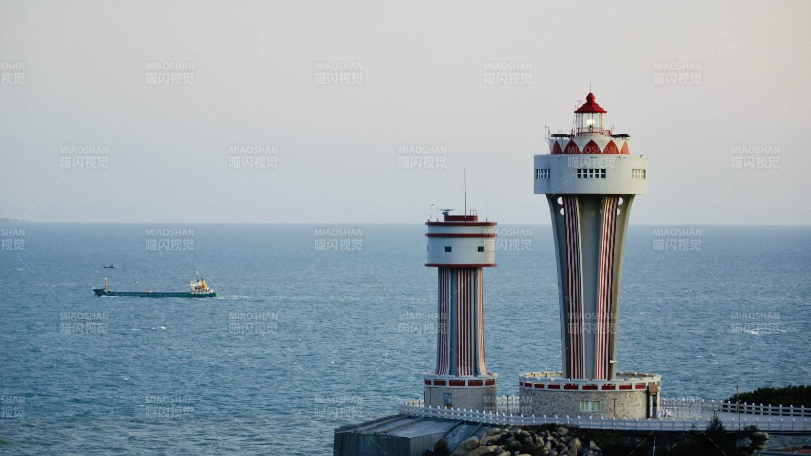 南澳三囪崖海邊雙塔燈塔與船只