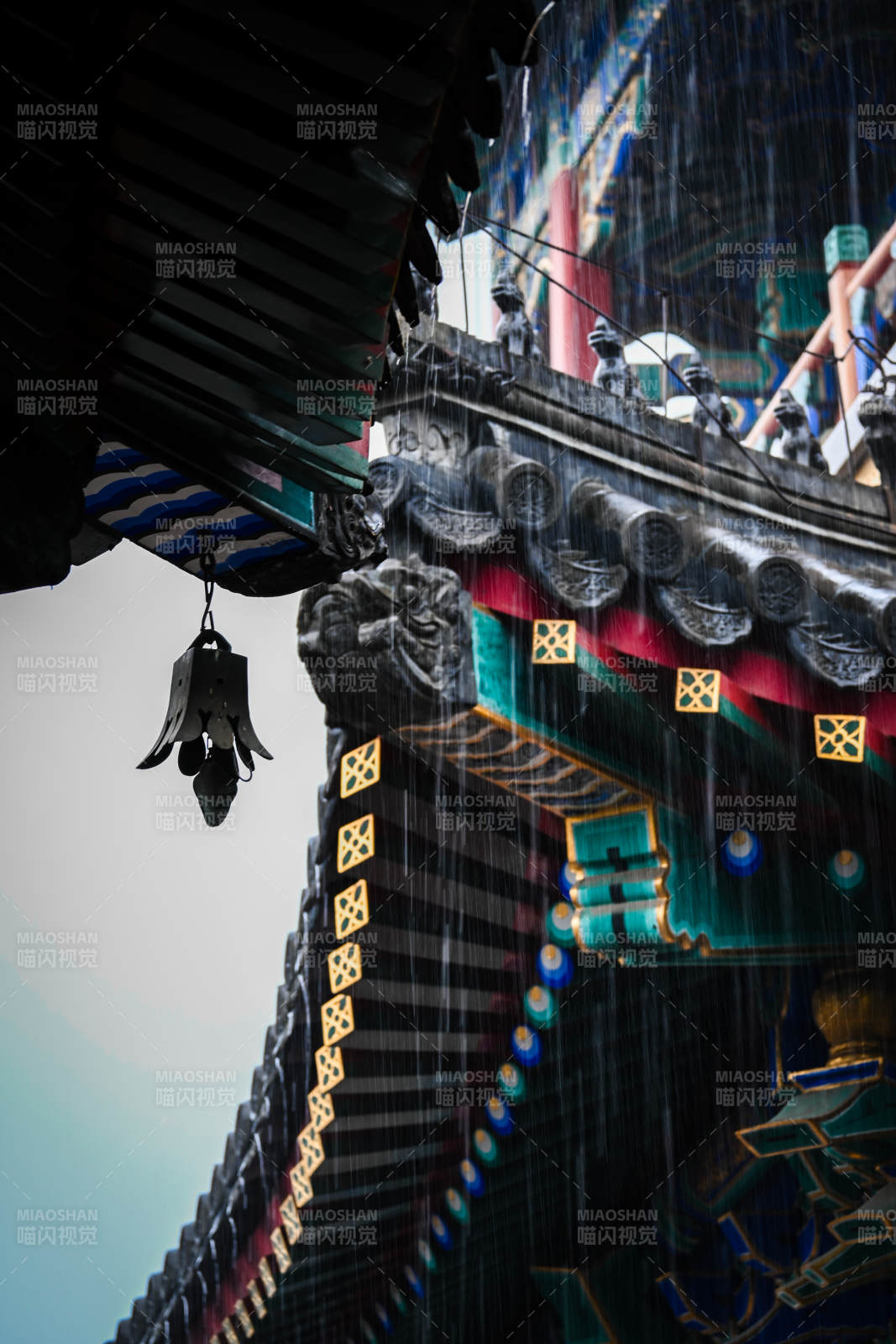 雨中古建筑的靜謐之美