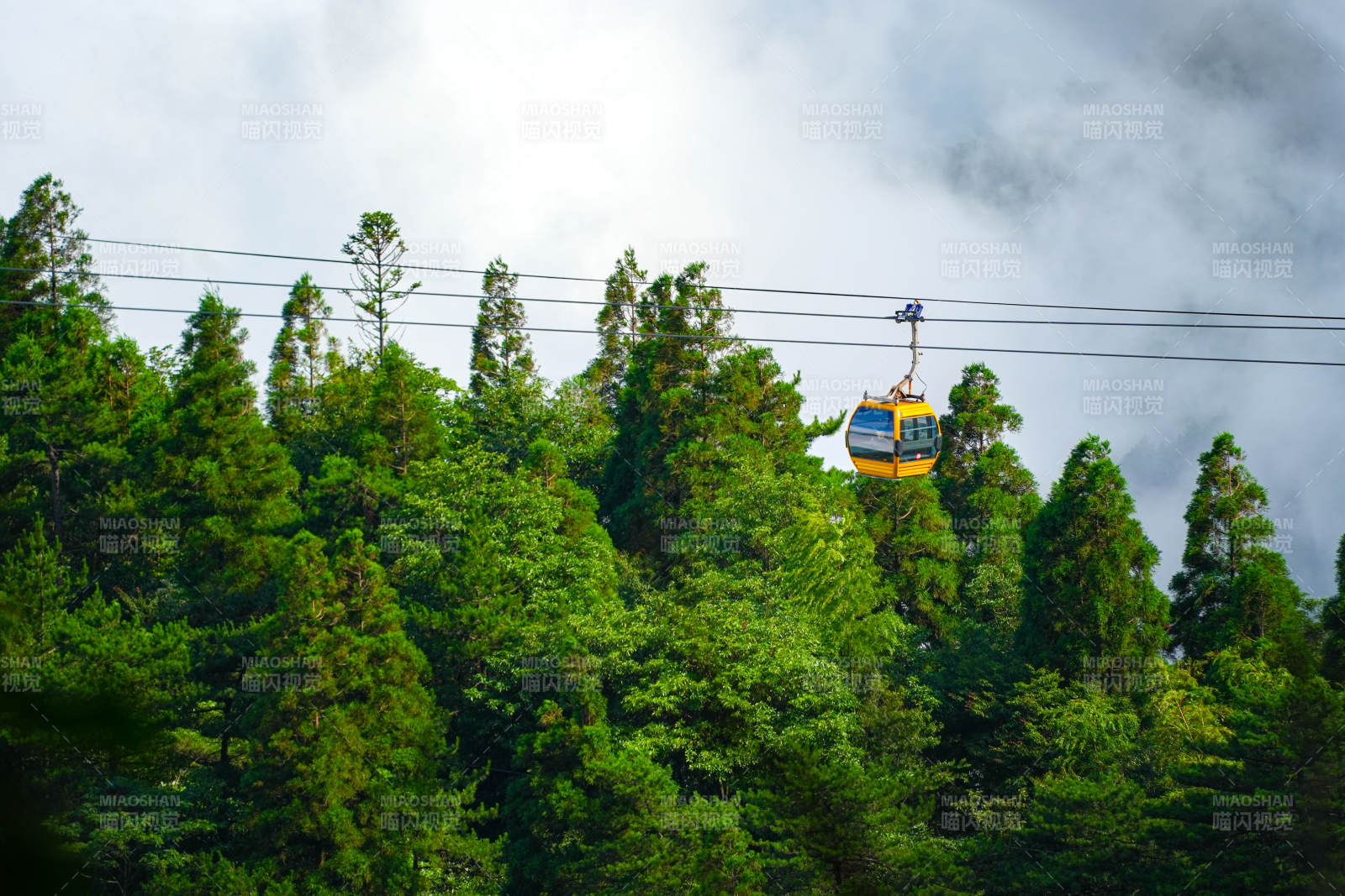 山間纜車穿云霧