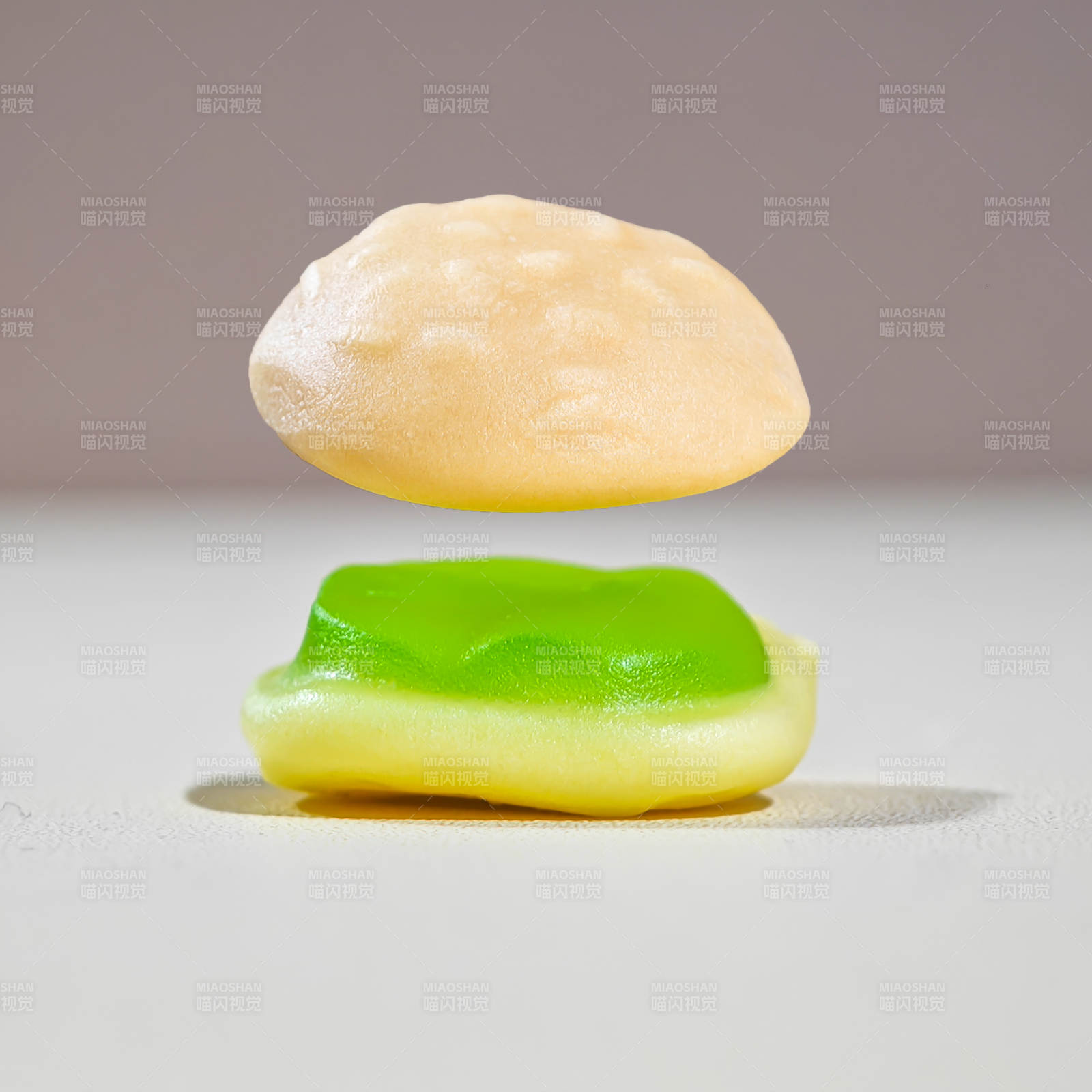 懸浮的雙色軟糖
