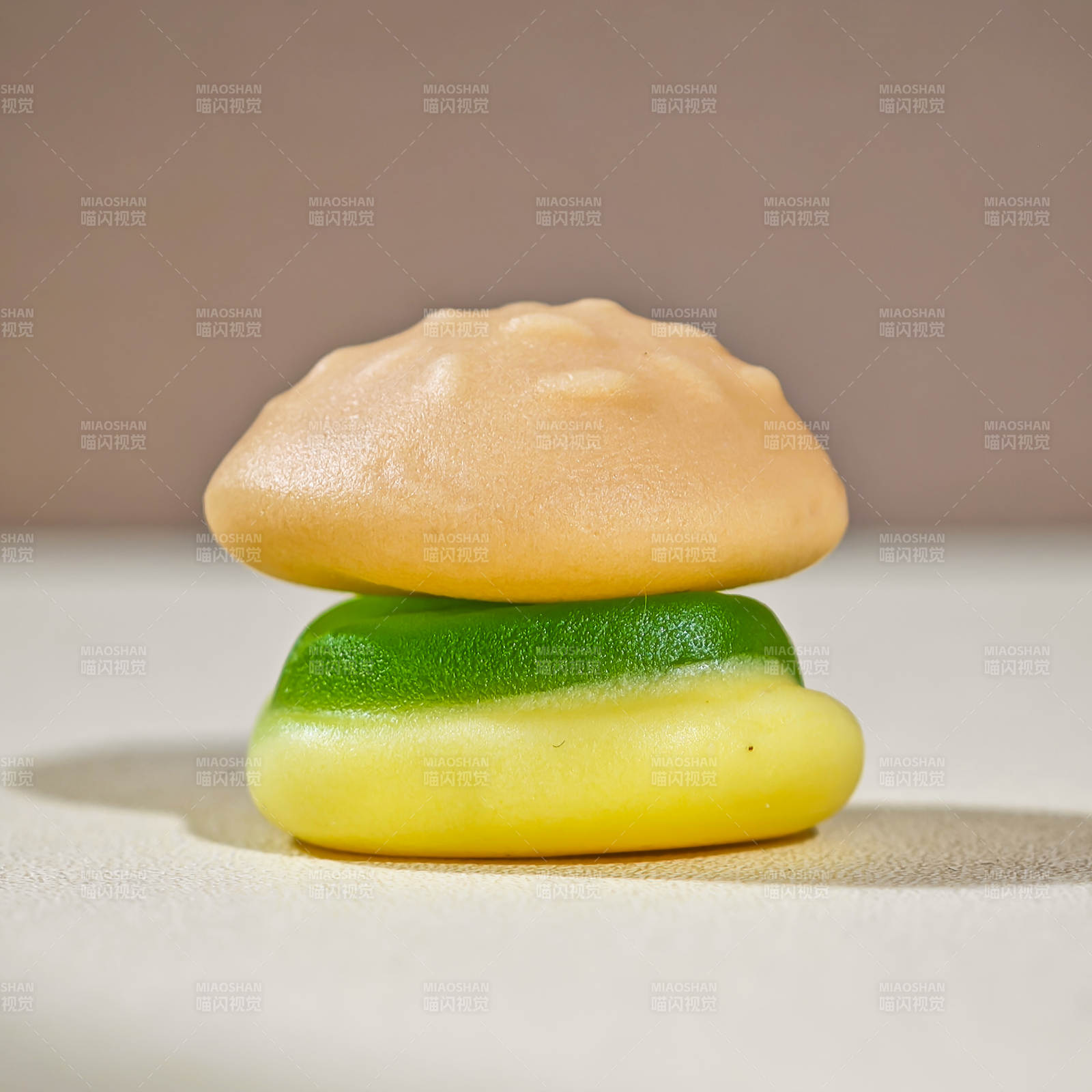 三層色彩甜點特寫