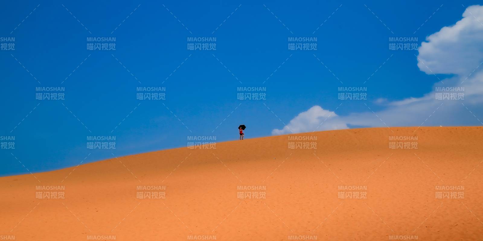沙漠孤影 藍天白云
