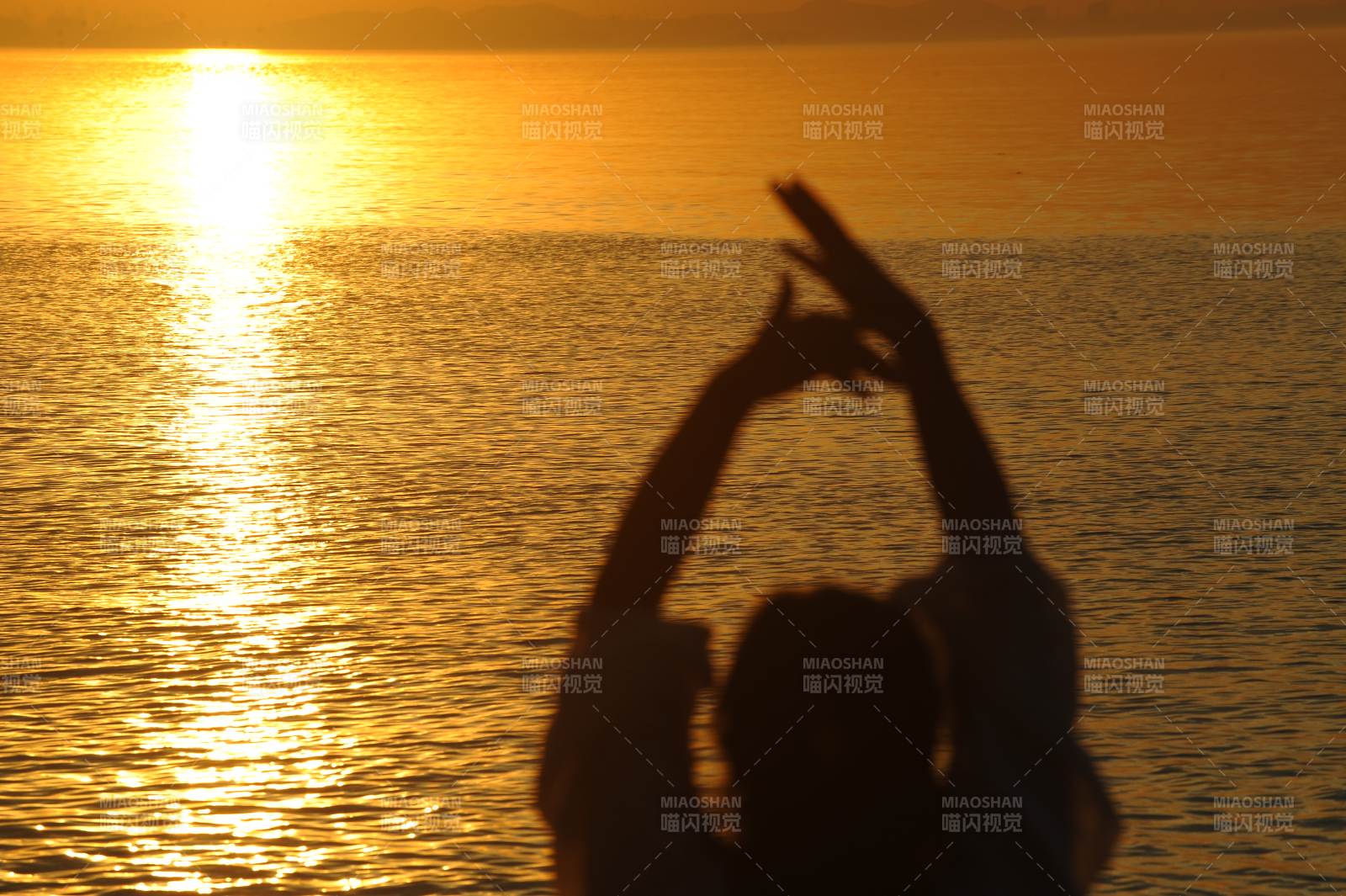 夕陽下的剪影舞蹈