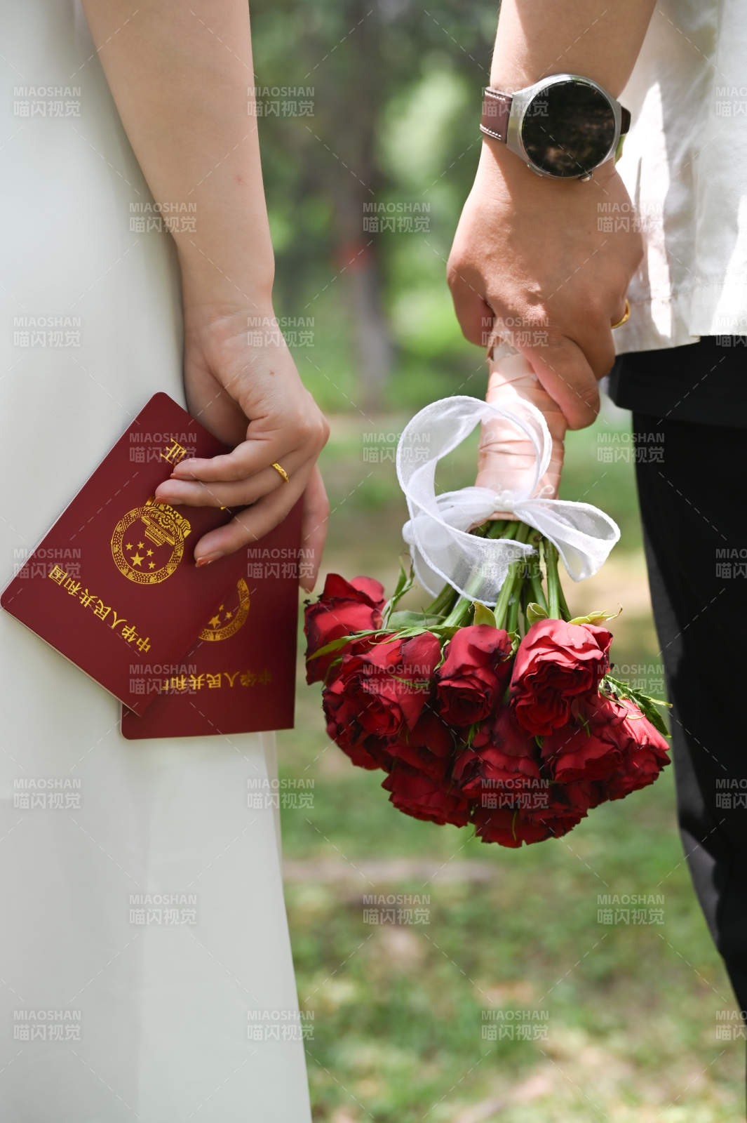 結婚證與玫瑰花束