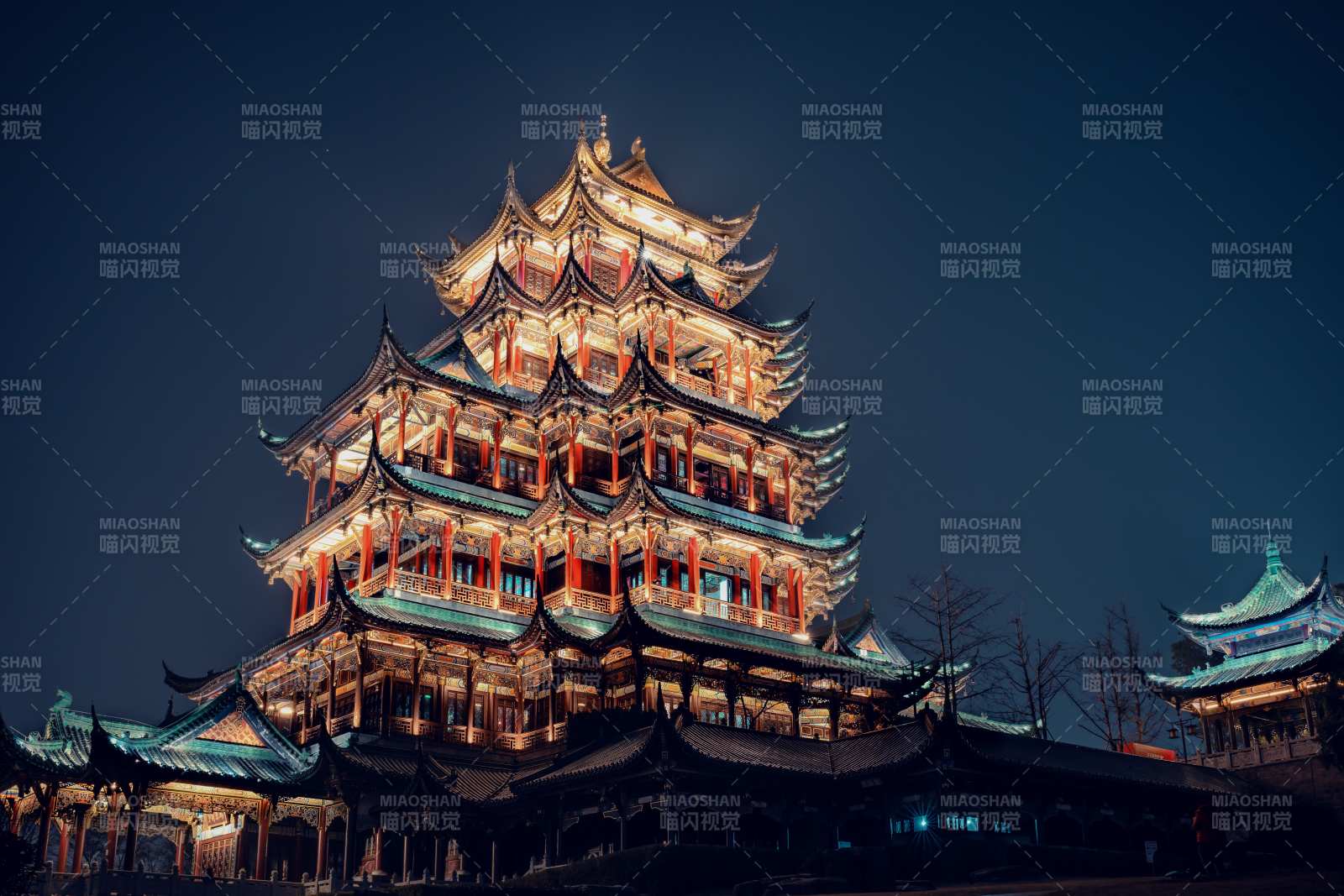 夜色中的古塔輝煌璀璨