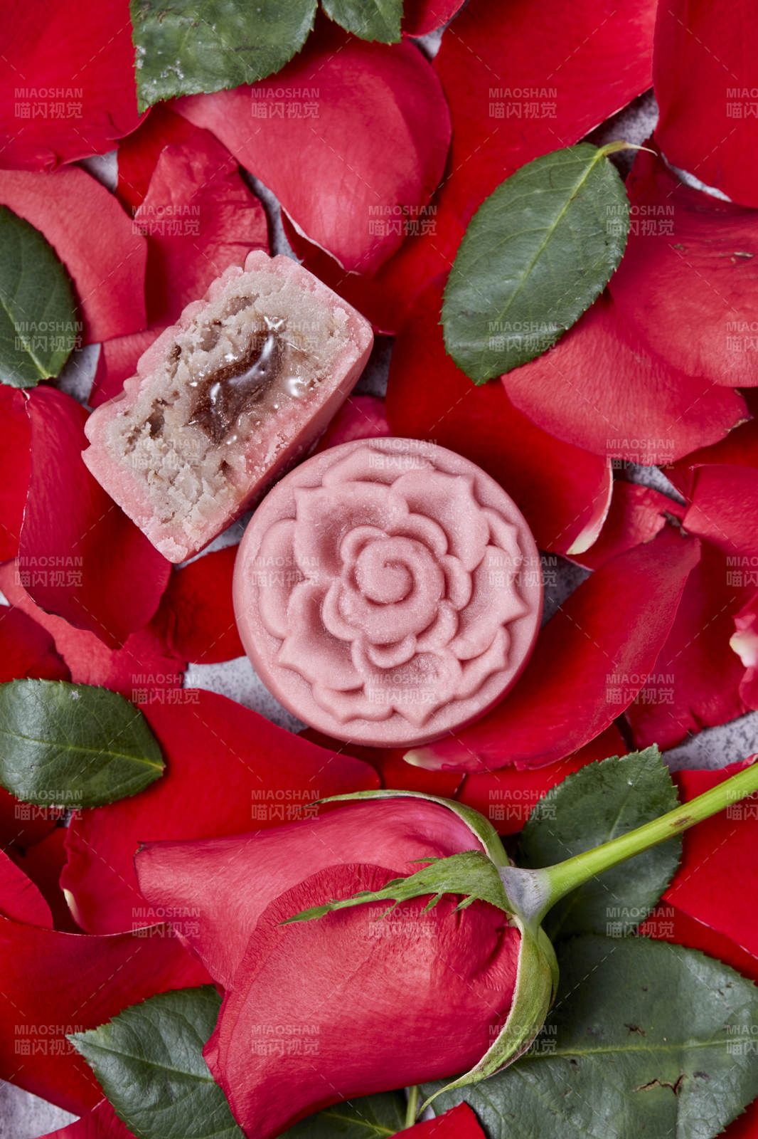 玫瑰花形月餅與花瓣