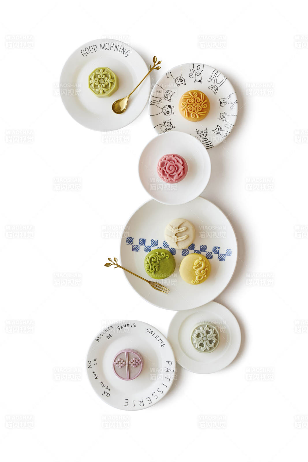 彩色月餅與精美盤子組合