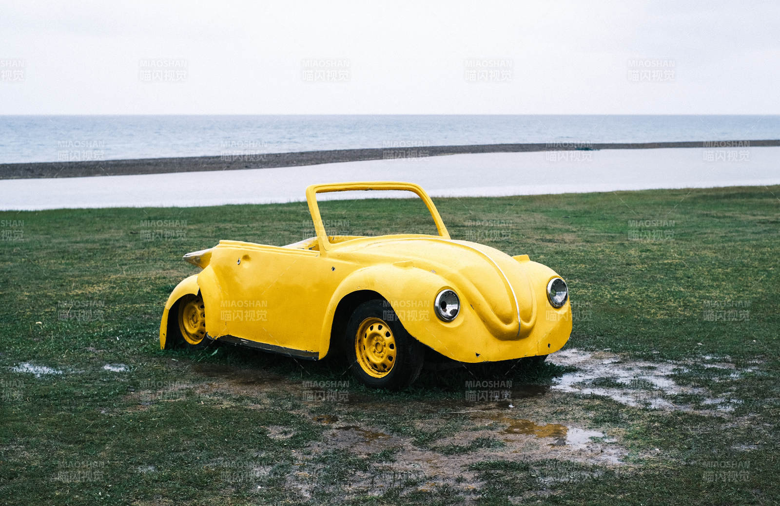 海邊的黃色復(fù)古車