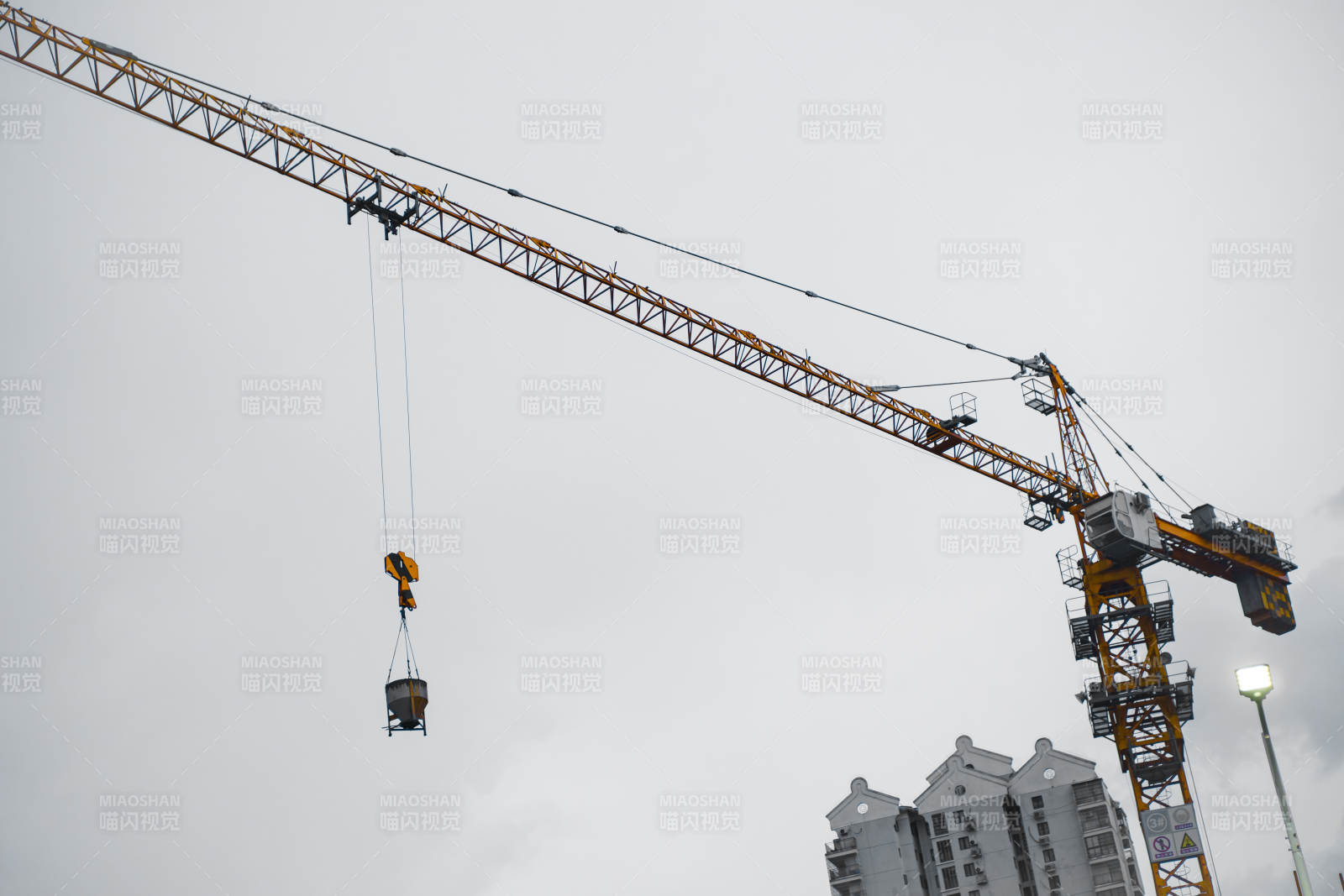 建筑工地起重機作業中