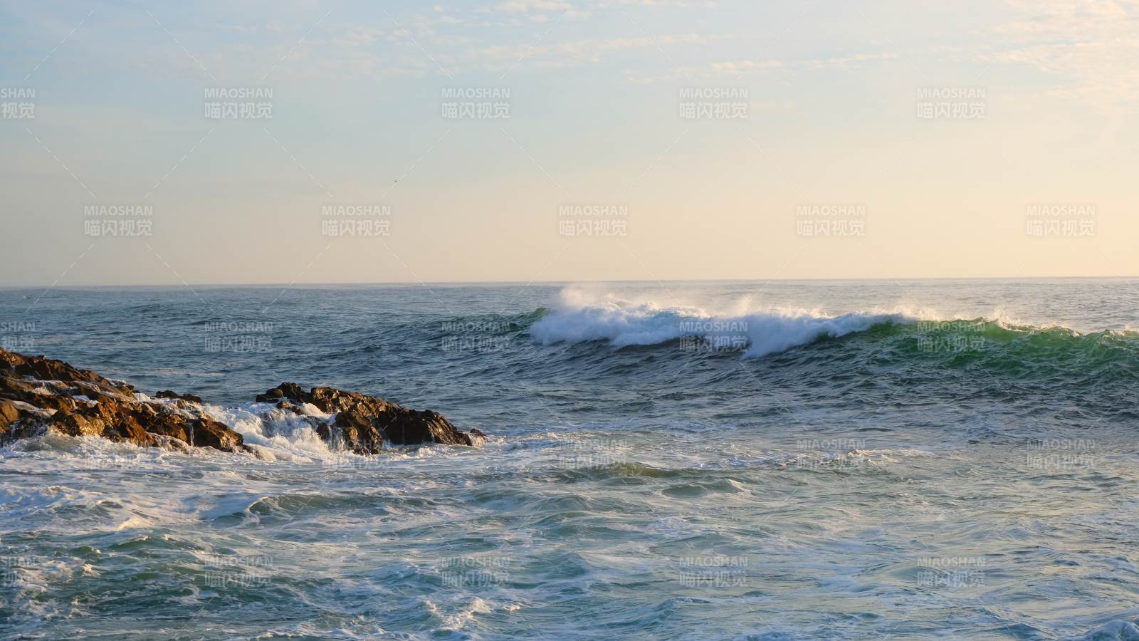 海浪拍打巖石的清晨景象