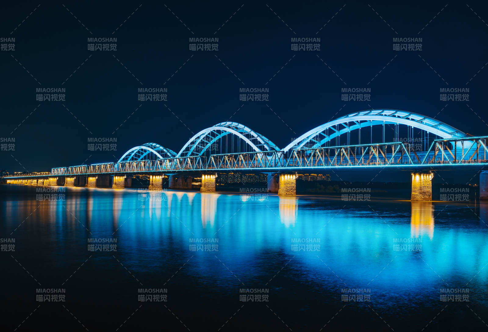 夜色中的哈爾濱松花江大橋