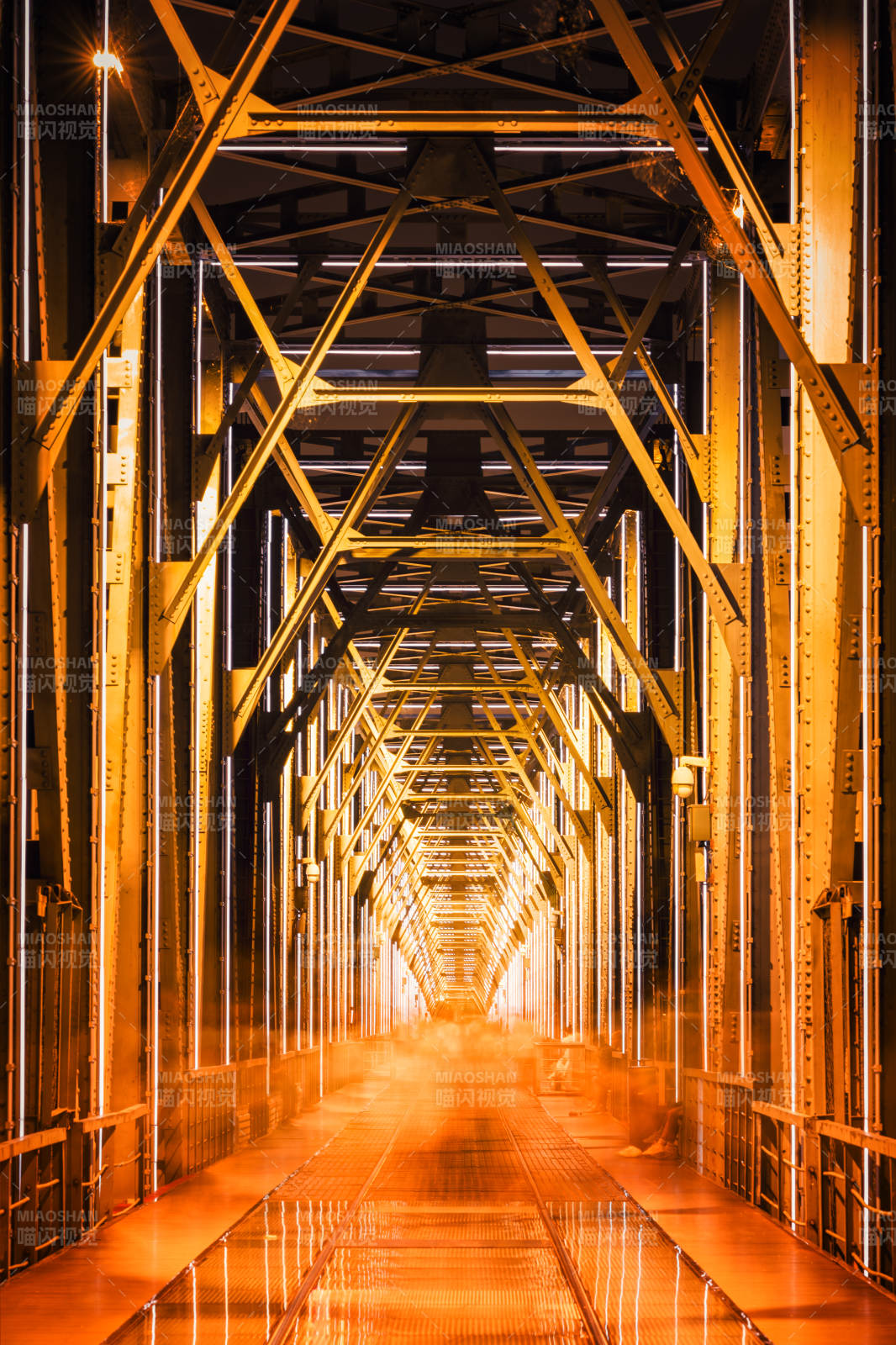 金色鋼鐵橋的光影通道